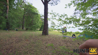 Рыжая изменяет пьяному парню в лесу с незнакомцем