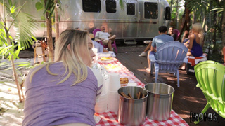 Страстный секс на природе: дикий трах в розовую киску