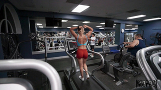 Спортивная девка с упругой попкой жестко трахается в зале