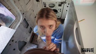 Милашка трахается в фургоне – жесткое порно на природе