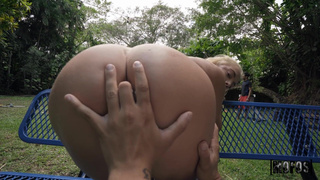 Дикий публичный секс с красивой девушкой – смотреть онлайн