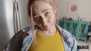 Секс видео с развратной блондинкой в бассейне и постели