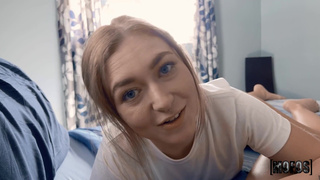 Секс видео с развратной блондинкой в бассейне и постели