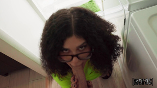 Смотреть онлайн горячий секс пока все работают