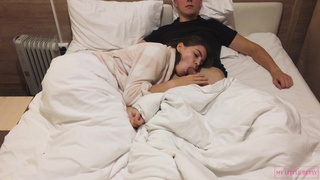 Страстный минет от сестры во время кино