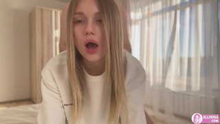 Страстная блондинка в горячем порно видео