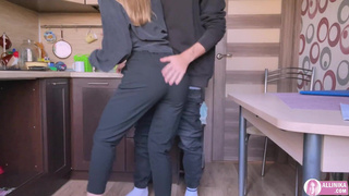 Аллиника страстно трахается под столом