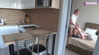 Муж трахает молодую соседку пока жена в телефоне