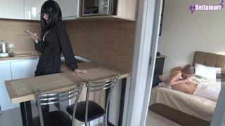 Муж трахает молодую соседку пока жена в телефоне