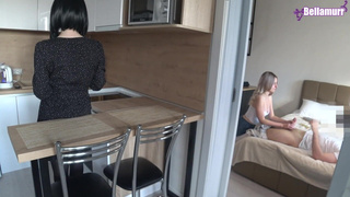 Муж трахает молодую соседку пока жена в телефоне