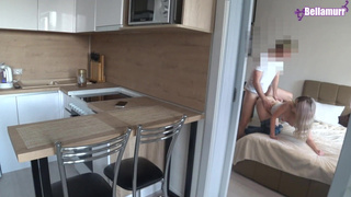 Муж трахает молодую соседку пока жена в телефоне