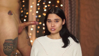 Горячее порно видео – новогодний оральный секс с развратной красоткой