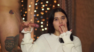 Горячее порно видео – новогодний оральный секс с развратной красоткой