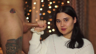 Горячее порно видео – новогодний оральный секс с развратной красоткой