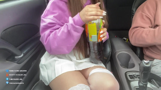 Сексуальная брюнетка в чулках мастурбирует в машине перед незнакомцем