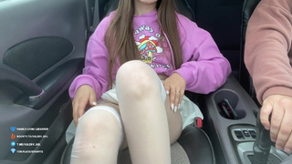 Сексуальная брюнетка в чулках мастурбирует в машине перед незнакомцем