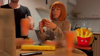 Страстный секс после бургеров – домашнее порно видео с развратной девушкой