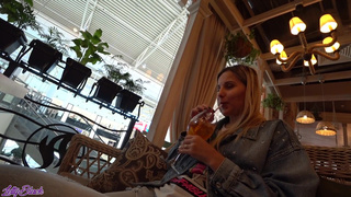 Две девушки играют с вибраторами на публике