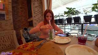 Две девушки играют с вибраторами на публике