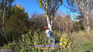 Две девушки играют с вибраторами на публике