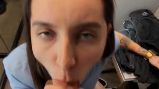 Fit Tattoo Girl Sucked in the Fitting Room of the Store in exchange for new clothes!.mp4