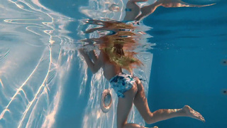 Горячий порно ролик с Nata Ocean в бассейне и не только