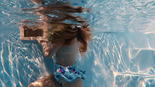 Горячий порно ролик с Nata Ocean в бассейне и не только