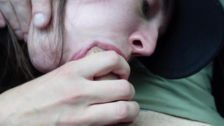 Секс с попутчицей в машине – страстный минет и сперма на лицо