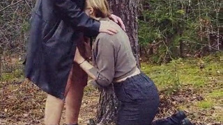 Горячее порно видео – страстная девушка отдается в лесу