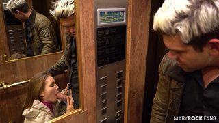 Mary Rock сосет хуй в лифте – горячее порно с испанским пикапером