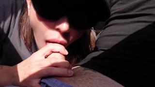 Ненасытная девушка делает страстный минет на пляже и в машине