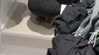 Студентка страстно сосет в примерочной