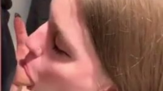 Студентка страстно сосет в примерочной