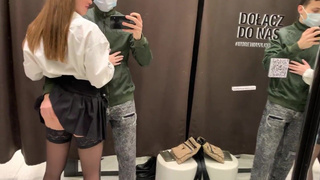 Страстный минет в примерочной с развратной подругой и конча в рот