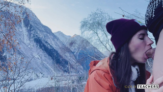 Сочный минет зимой – горячее порно видео