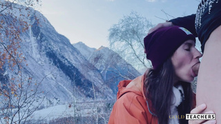 Сочный минет зимой – горячее порно видео