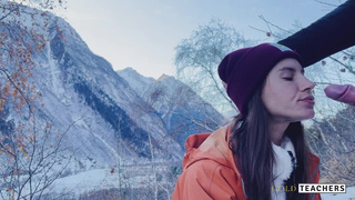 Сочный минет зимой – горячее порно видео